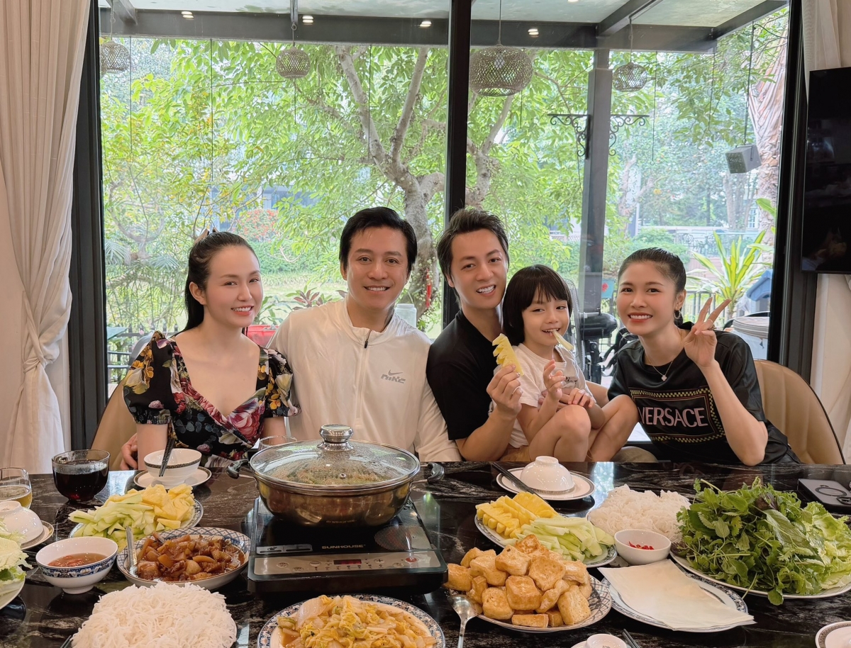 sao viet 23 4 phuong oanh khoe ve dep nen na voi ao dai hinh anh 2