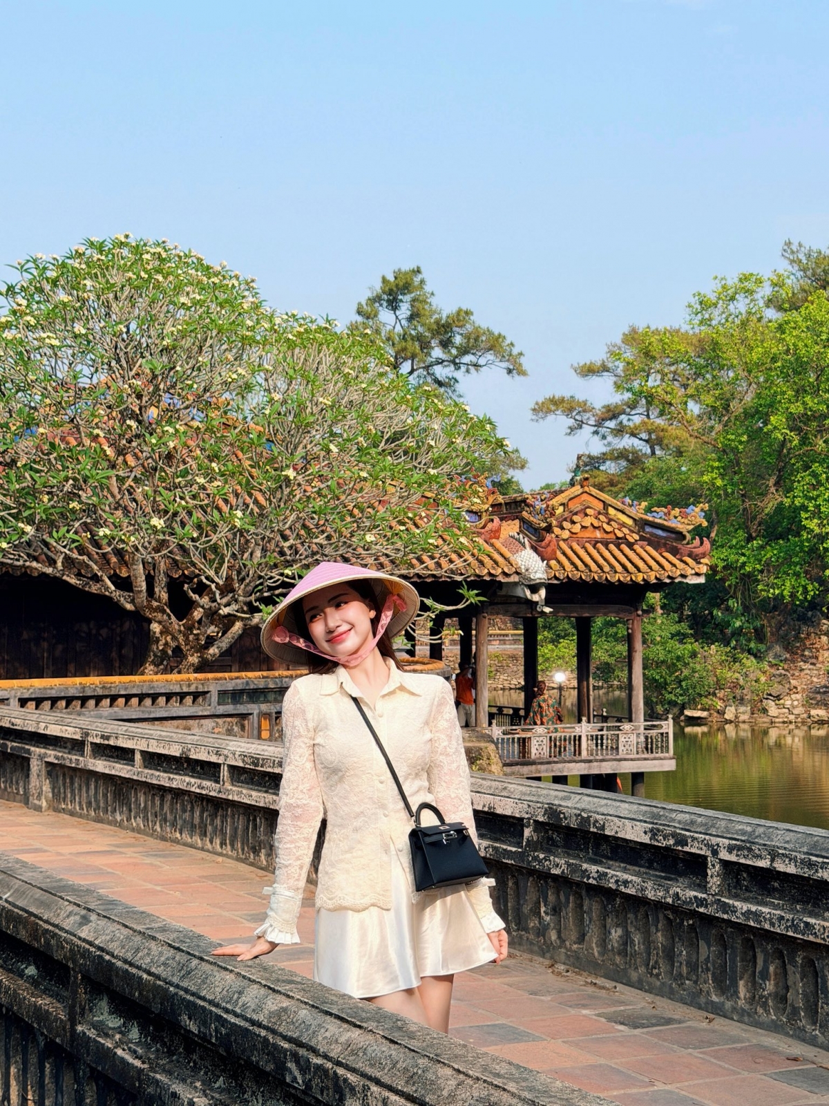 hoa minzy tinh tu don binh minh ben ban trai quan nhan hinh anh 6