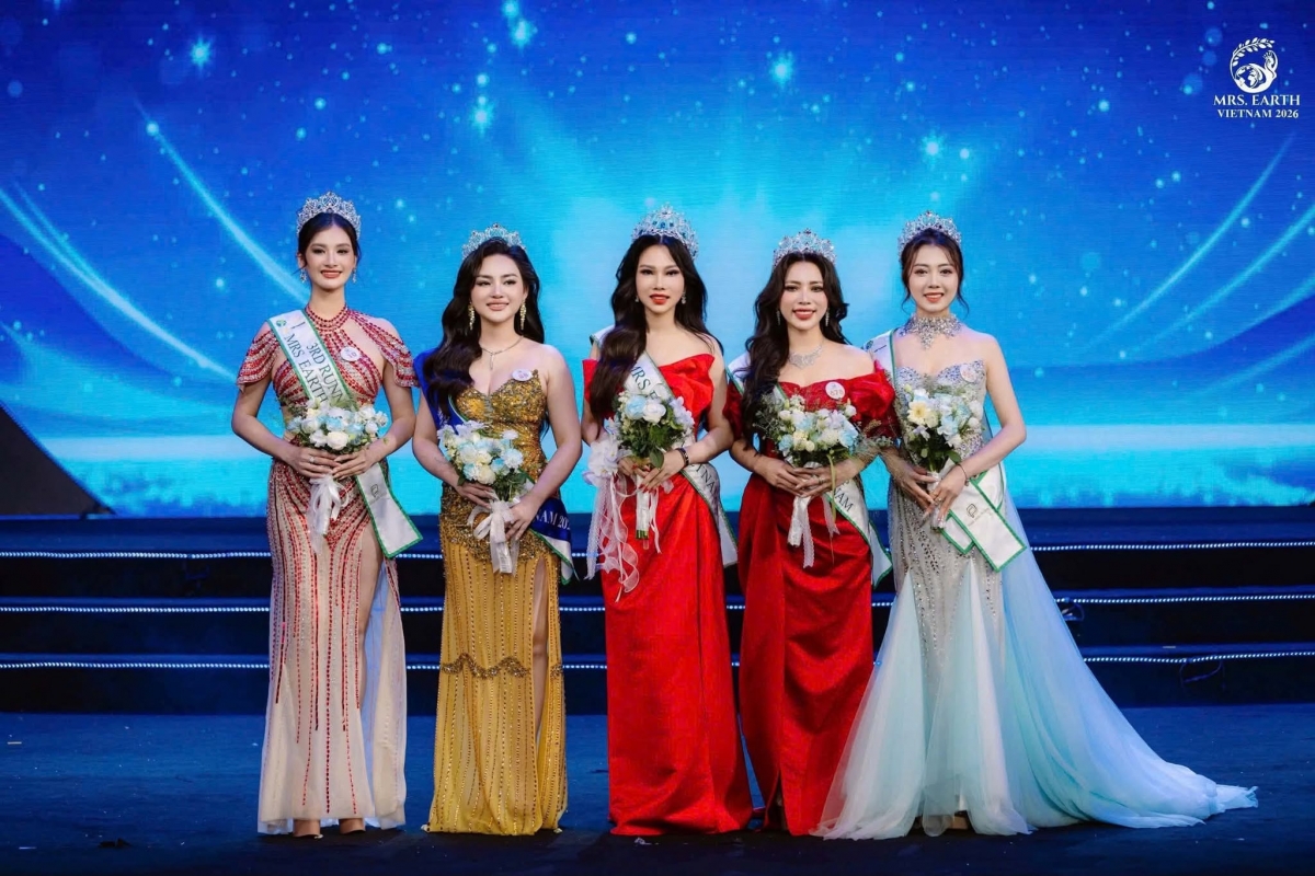 co gai mo coi cha me tu 3 tuoi dang quang mrs earth vietnam 2026 hinh anh 2
