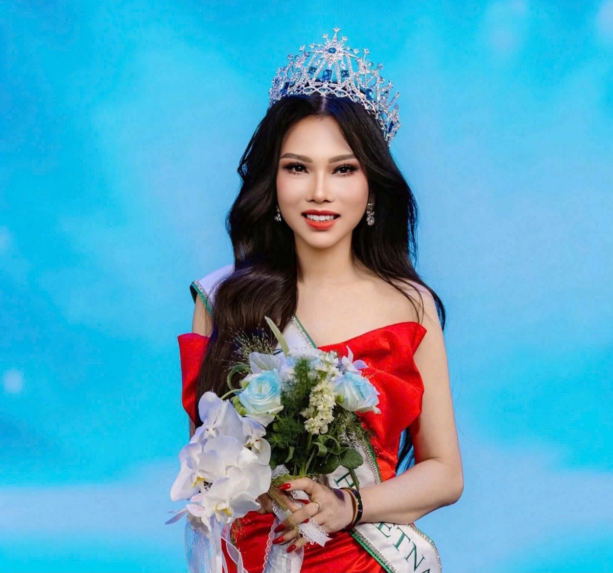 co gai mo coi cha me tu 3 tuoi dang quang mrs earth vietnam 2026 hinh anh 1