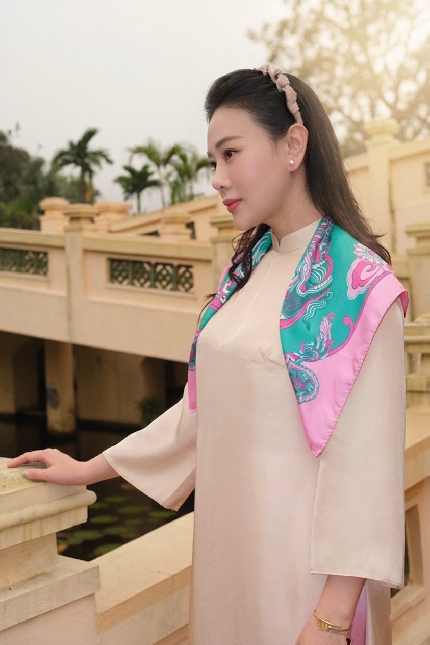 sao viet 23 4 phuong oanh khoe ve dep nen na voi ao dai hinh anh 1