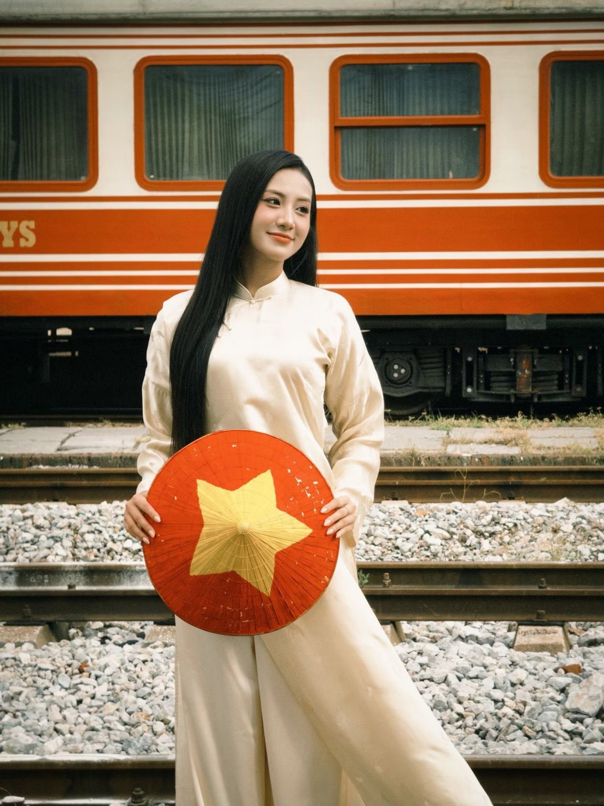 sao viet 30 4 dan nguoi dep dien ao dai ky niem ngay giai phong mien nam hinh anh 3