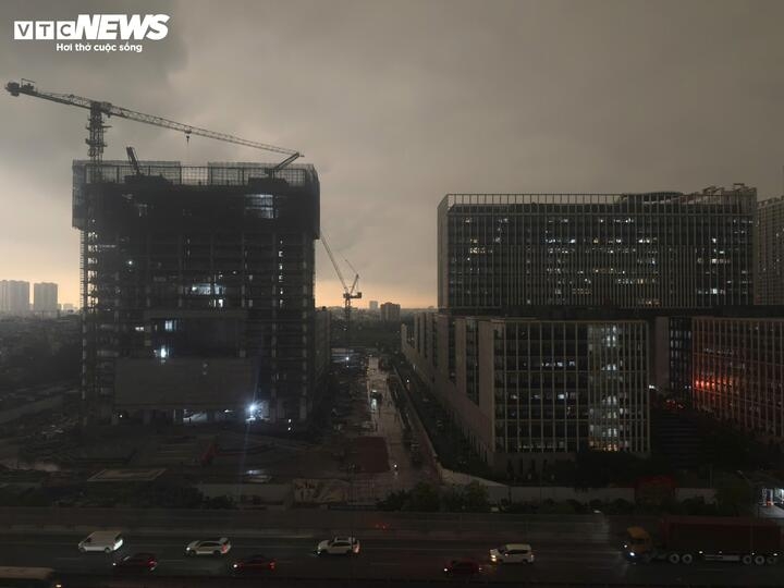 bau troi ha noi toi sam luc 9h, mua dong bao phu khap noi hinh anh 6