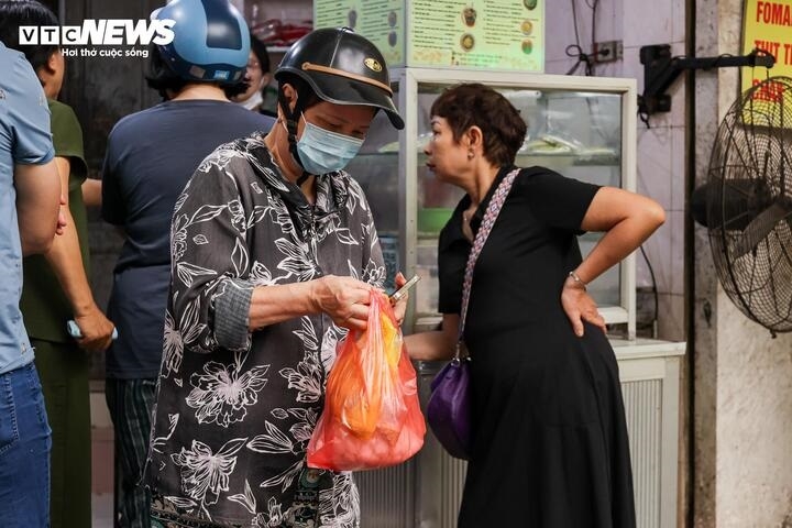 nguoi ha noi xep hang ca tieng cho mua banh troi, banh chay dip tet han thuc hinh anh 5