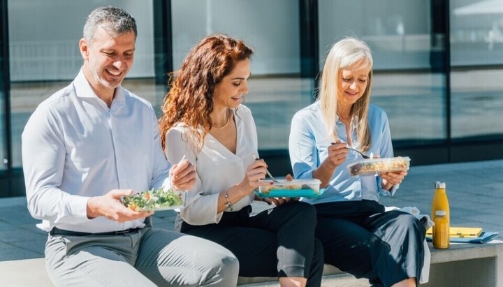 nguoi phap cam an trua tai ban lam viec, day la ly do hinh anh 2