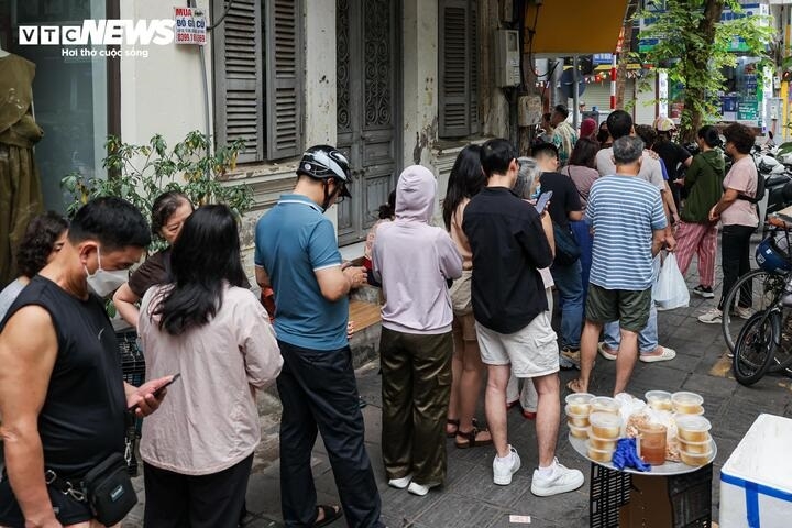 nguoi ha noi xep hang ca tieng cho mua banh troi, banh chay dip tet han thuc hinh anh 6