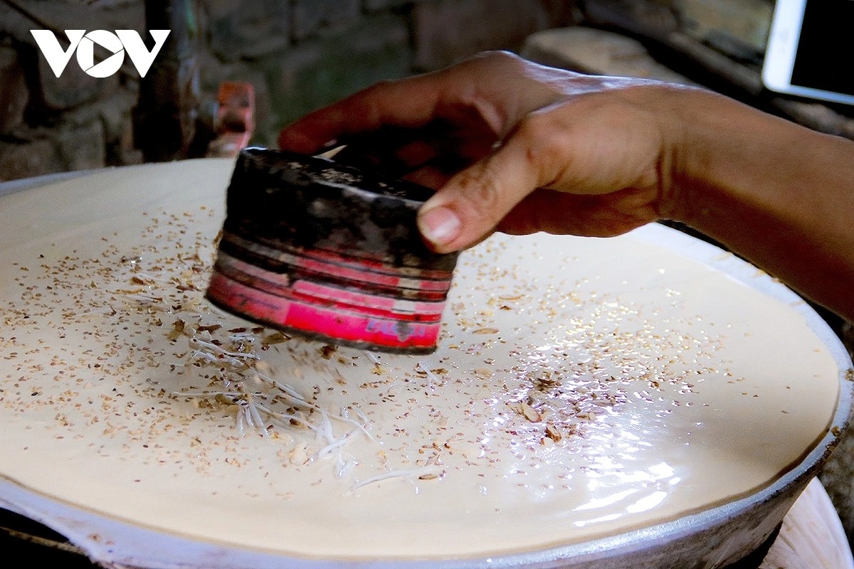 inside tho ha village - the traditional craft of making rice crackers picture 8