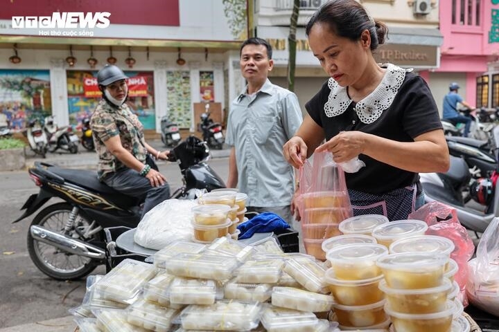 nguoi ha noi xep hang ca tieng cho mua banh troi, banh chay dip tet han thuc hinh anh 7