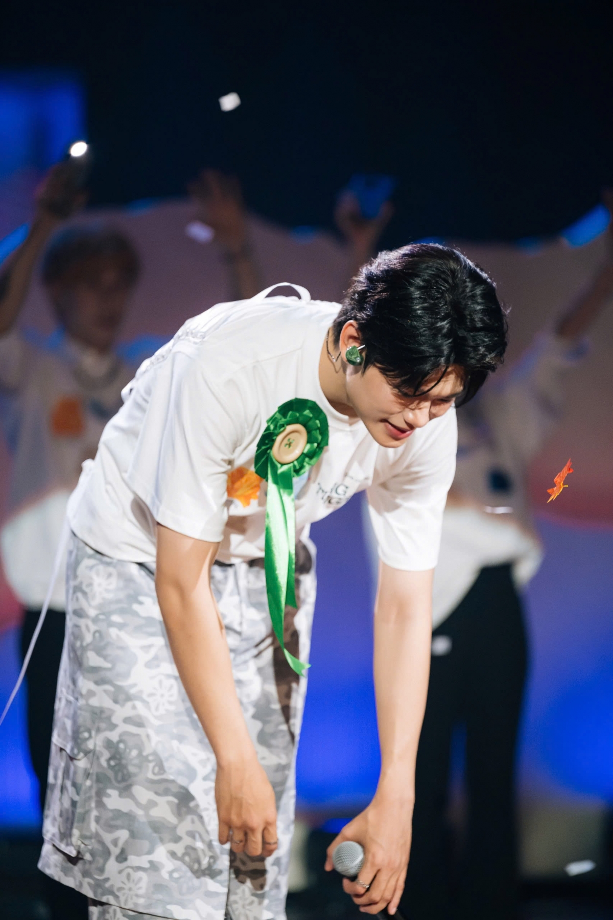 buitruonglinh o lai den nua dem chup anh cung fan sau concert ha noi hinh anh 7