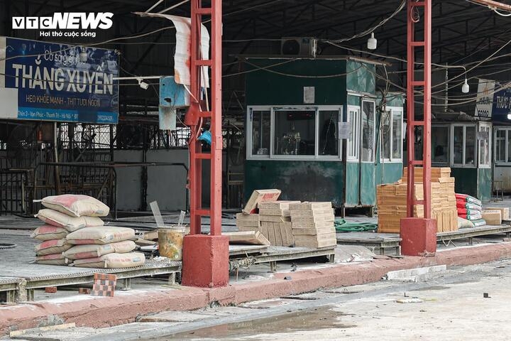 can canh lo mo tuon gan 300 tan lon benh vao truong hoc, cho dau moi o ha noi hinh anh 9