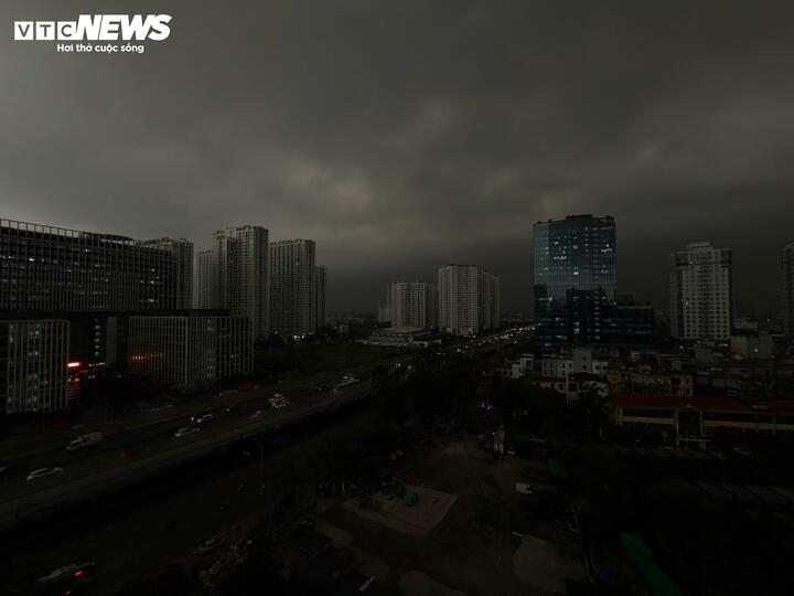 bau troi ha noi toi sam luc 9h, mua dong bao phu khap noi hinh anh 9