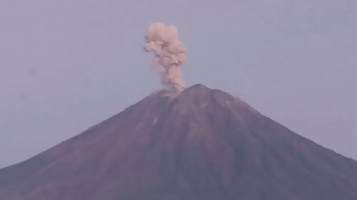 nui lua semeru o indonesia phun trao lien tuc, tro bui cao toi 1.000m hinh anh 1