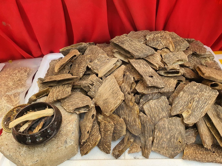 Loại gỗ vụn giá hàng chục triệu đồng/kg, khách vẫn tới tấp mua