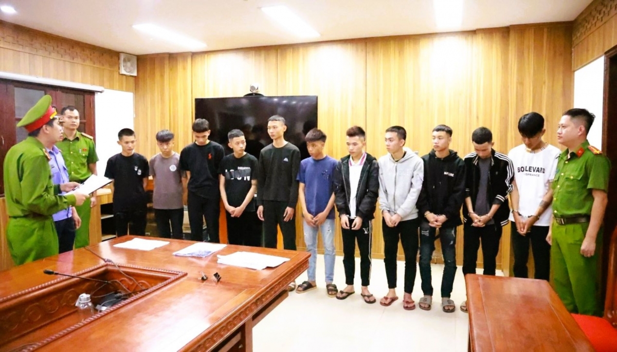 khoi to 11 bi can vu hon chien gay roi trat tu cong cong o quang tri hinh anh 1