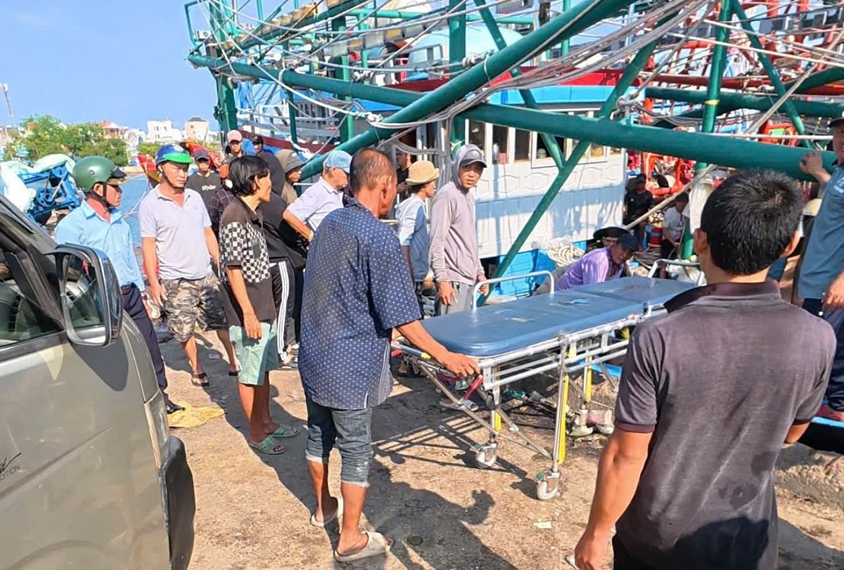 hai lao dong boc vac thue bi ngat khi duoi ham tau ca hinh anh 1