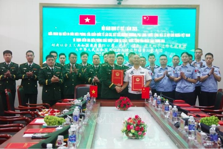 border talks, friendship envoy titles awarded at lao cai-hekou border gate picture 1
