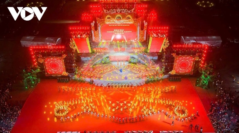 more than 60,000 pilgrims attend hung kings temple festival in first three days picture 2