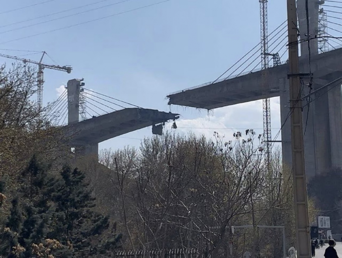 cay cau lon nhat iran bi tan cong, ong trump canh bao se con nhieu don hon nua hinh anh 1