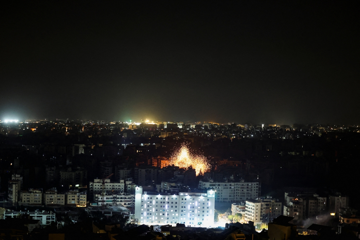 israel tiep tuc tan cong iran, tehran bac tin tau chien my di qua eo bien hormuz hinh anh 1