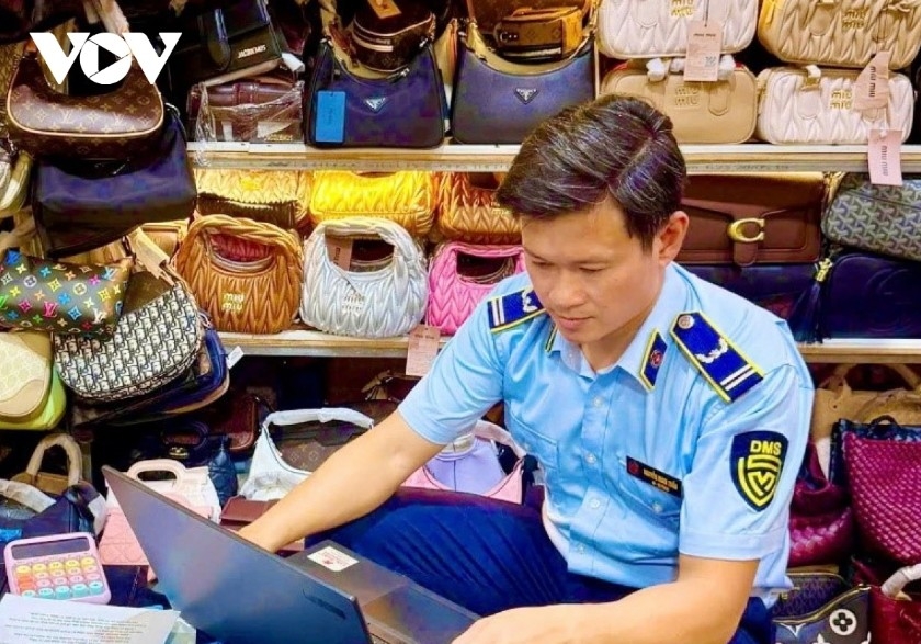 da nang seizes nearly 300 counterfeit luxury bags in market inspection picture 1