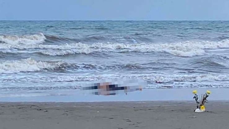 phat hien thi the nam thanh nien troi dat vao bo bien ha tinh hinh anh 1