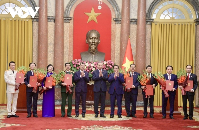 top vietnamese leader presents appointment decisions to government members picture 2