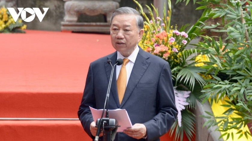 top vietnamese leader speaks with residents at hung kings temple picture 3