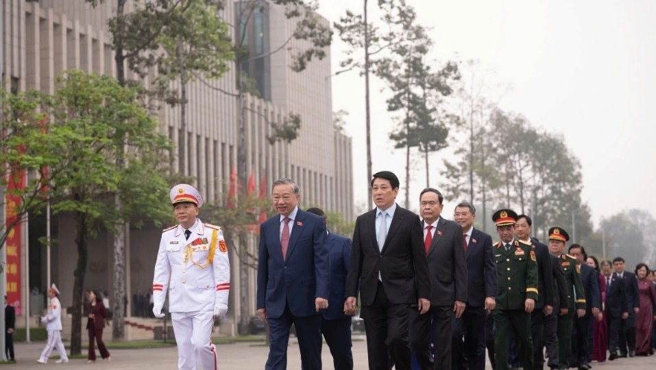 party and state leaders pay tribute to president ho chi minh at his mausoleum picture 2
