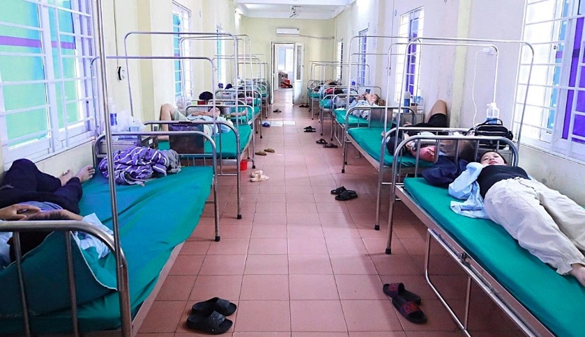 62 admitted to hospital with suspected food poisoning in nghe an picture 1
