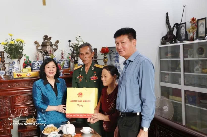 policy beneficiaries receive gifts ahead of national holidays picture 1