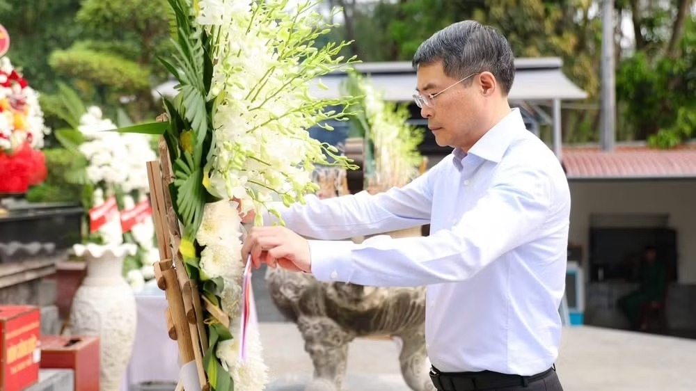 prime minister pays tribute at dong loc t-junction memorial site picture 1