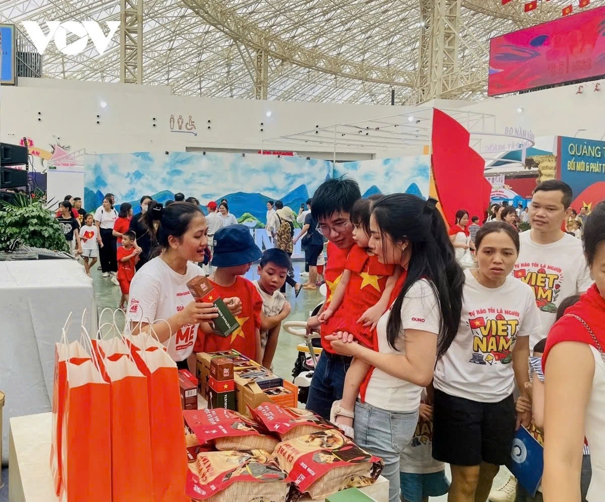 promoting vietnam s cultural industries at autumn fair 2025 picture 2