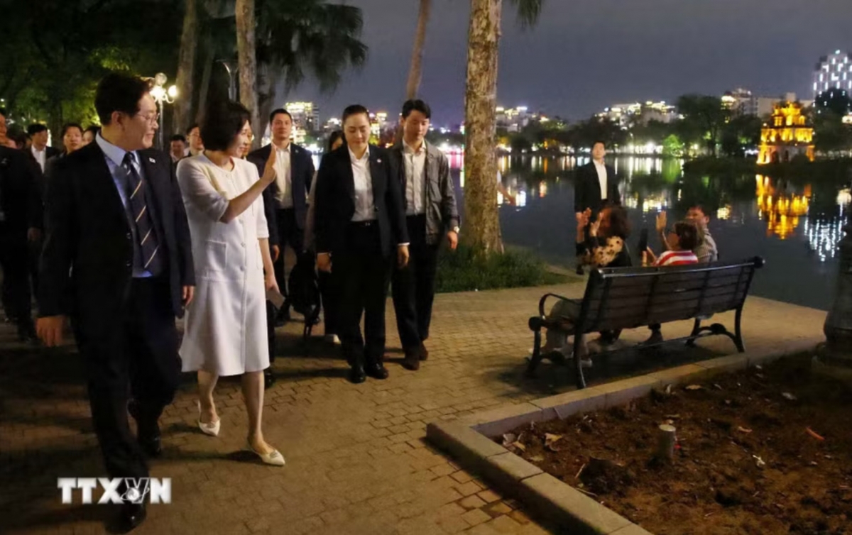 rok president and first lady take evening stroll around hoan kiem lake picture 1