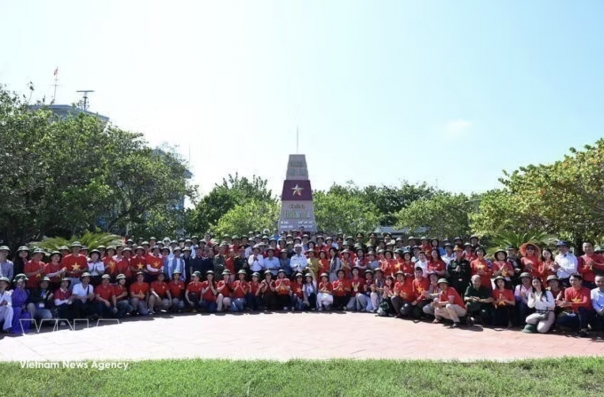 visit to truong sa, dk1 links overseas vietnamese to fatherland s sea and islands picture 1