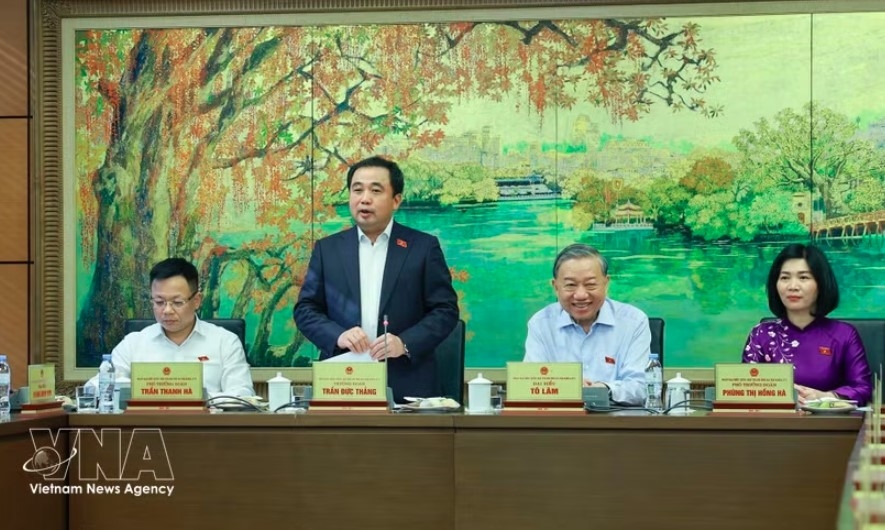 legislators discuss draft revised capital law picture 1