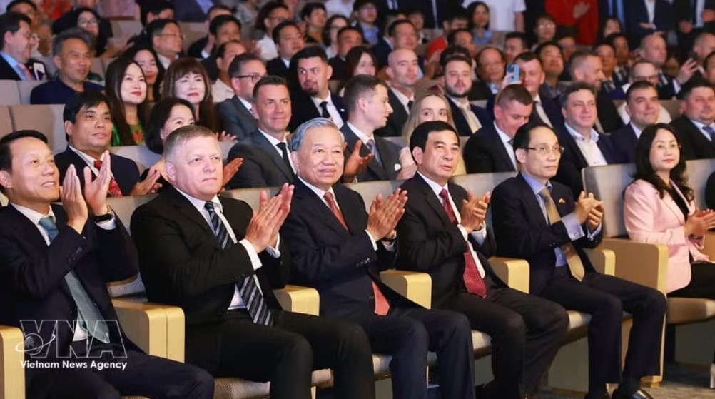 vietnamese, slovak leaders attend friendship concert in hanoi picture 1