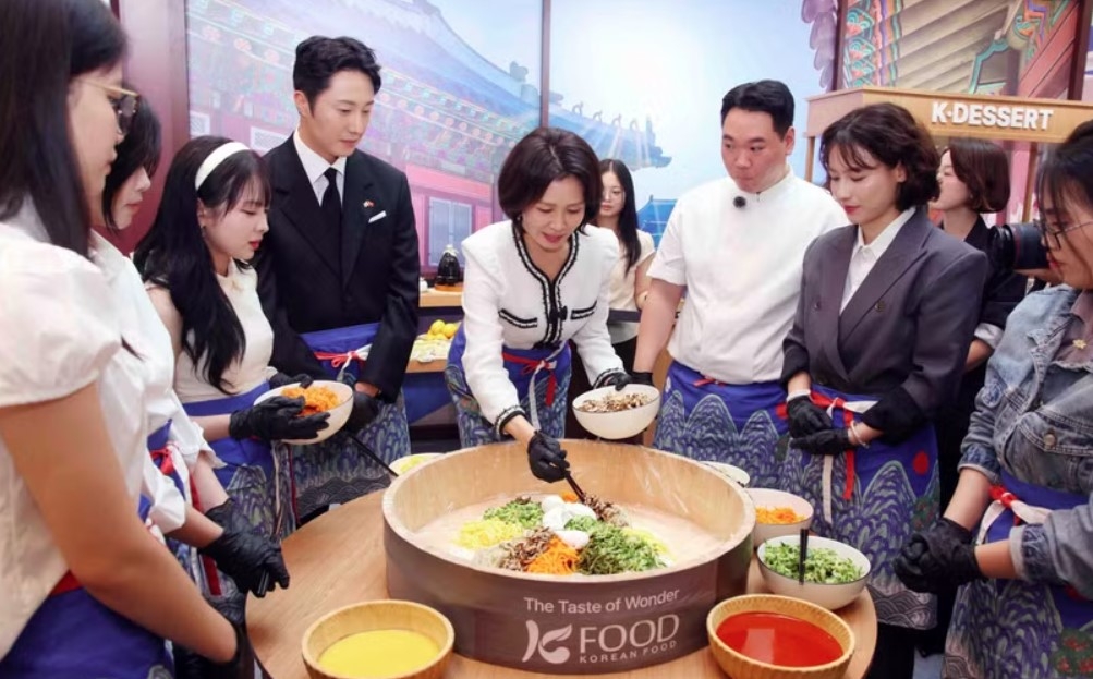 rok first lady experiences korea culture and tourism festival in vietnam picture 1