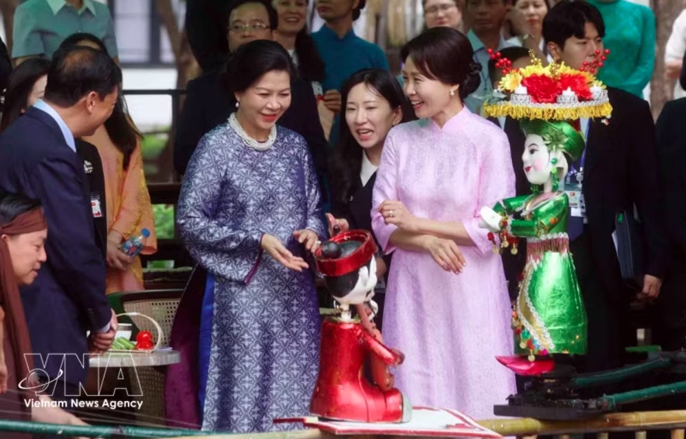 vietnamese, korean first ladies visit vietnam museum of ethnology picture 1