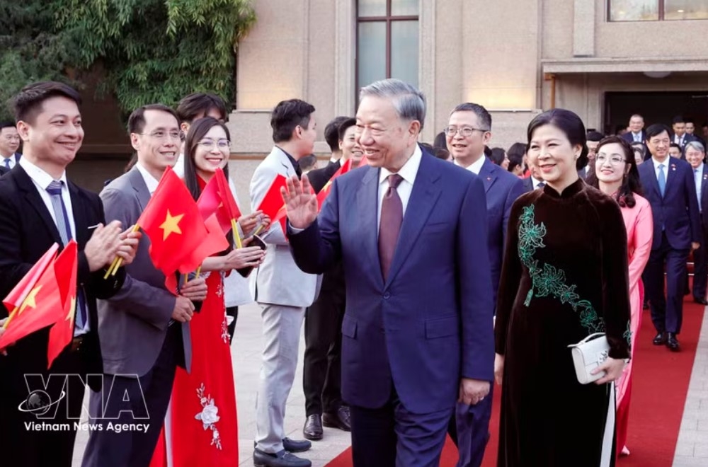 top leader meets vietnamese diplomatic staff, community in china picture 1