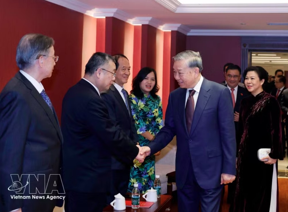 top leader meets families of vietnam-china friendship contributors in beijing picture 1