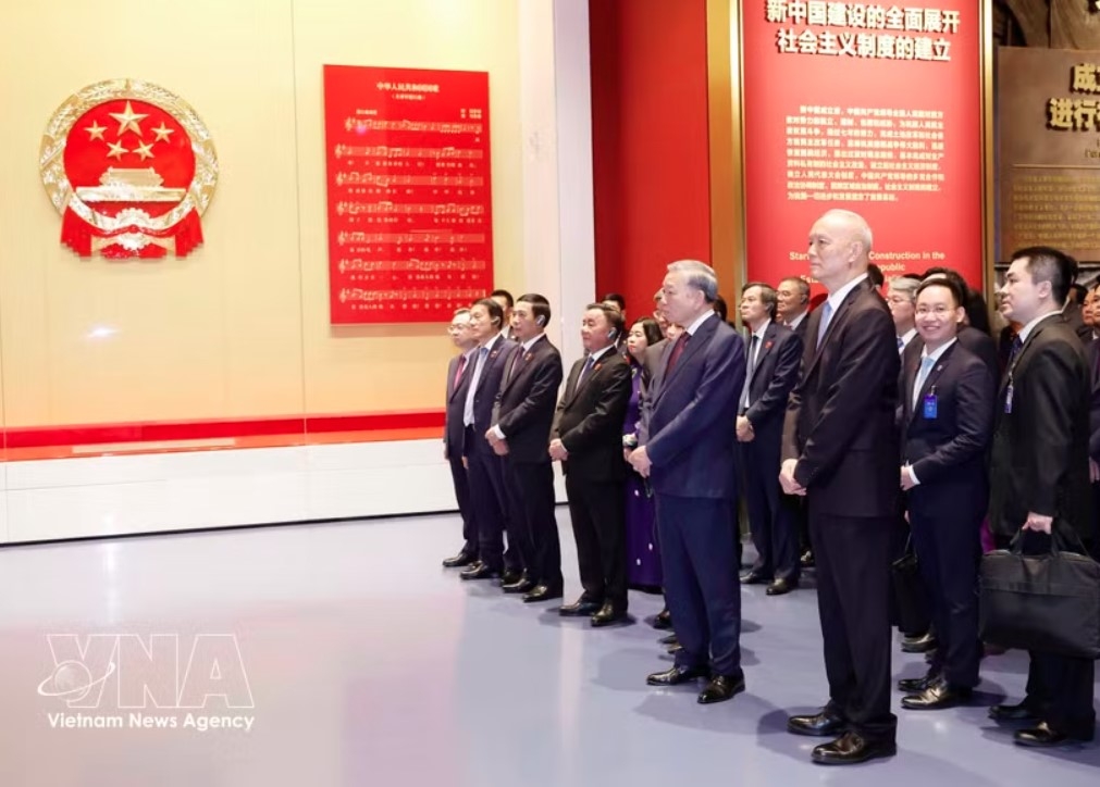 vietnamese leader visits museum of communist party of china in beijing picture 1