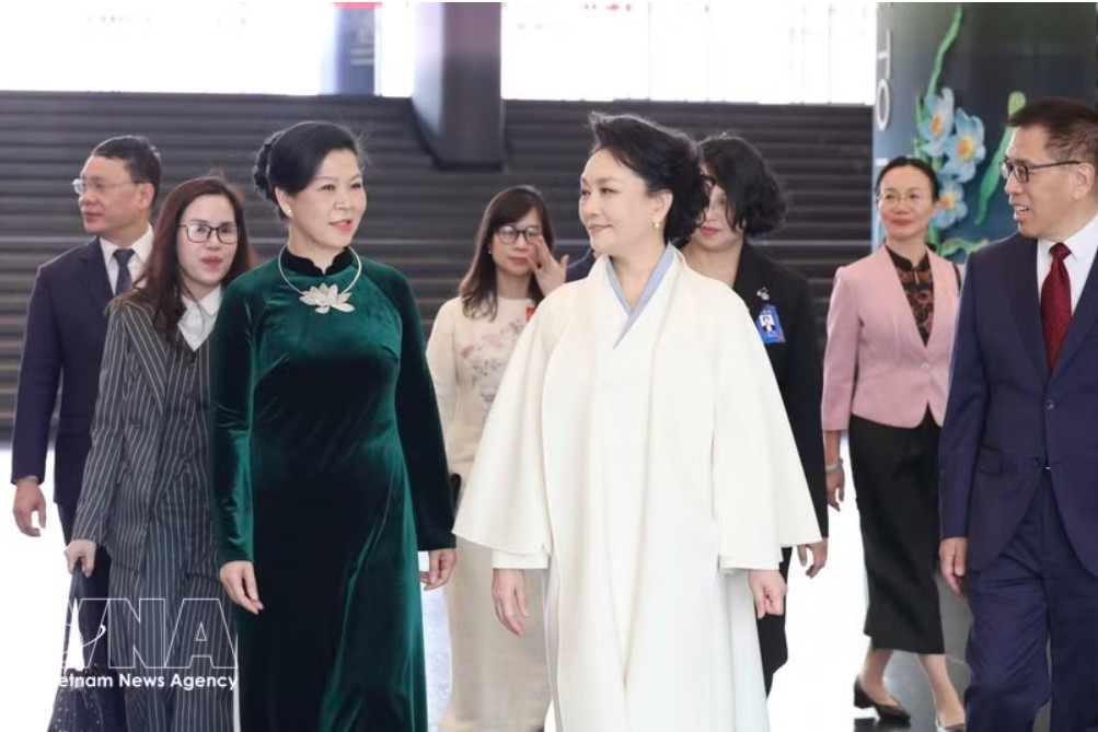 spouses of top vietnamese, chinese leaders tour national centre for performing art picture 1