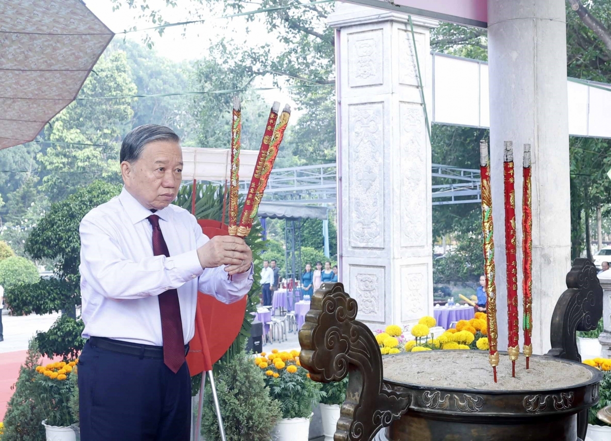 top leader to lam pays tribute to fallen soldiers in tay ninh picture 1