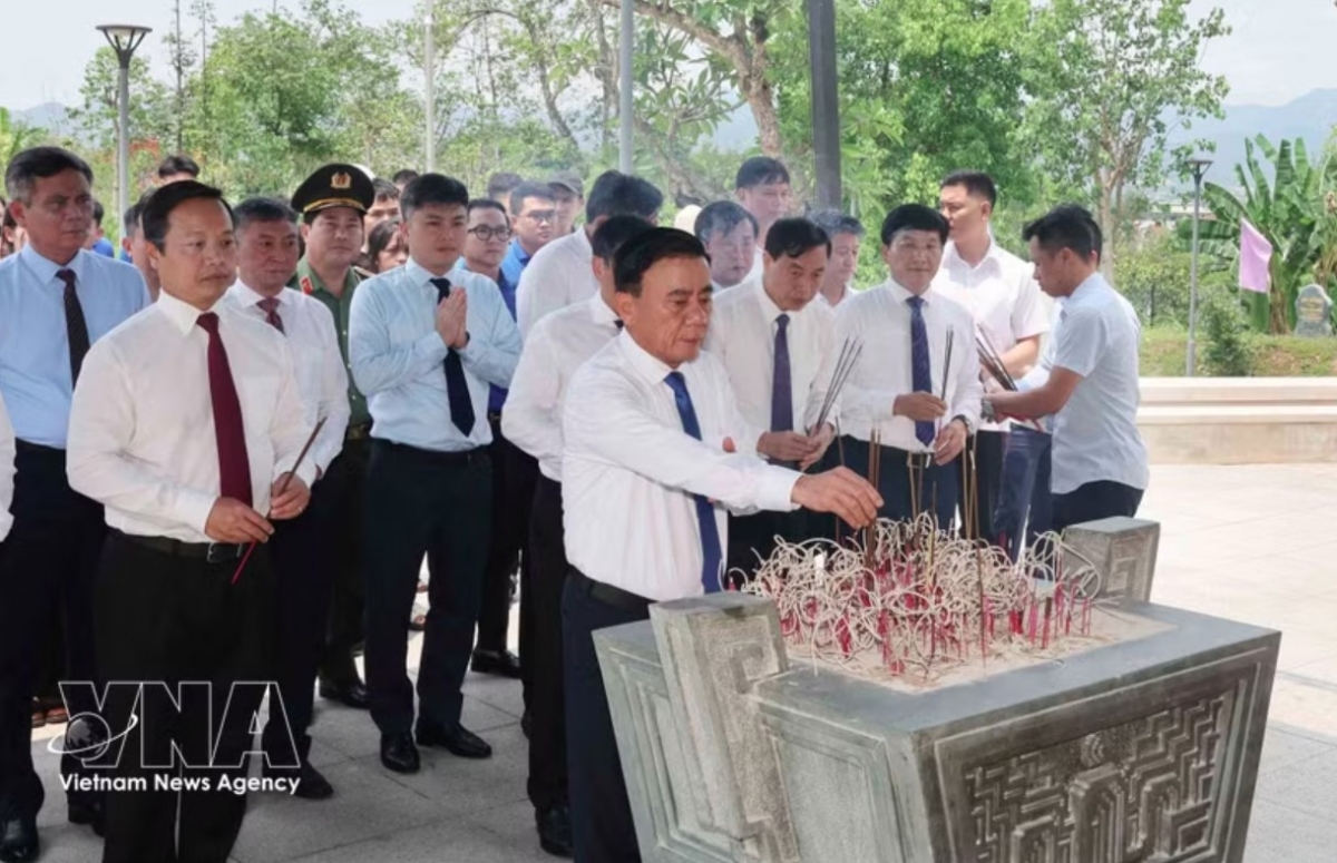 senior party official pays tribute to fallen heroes in dien bien province picture 1