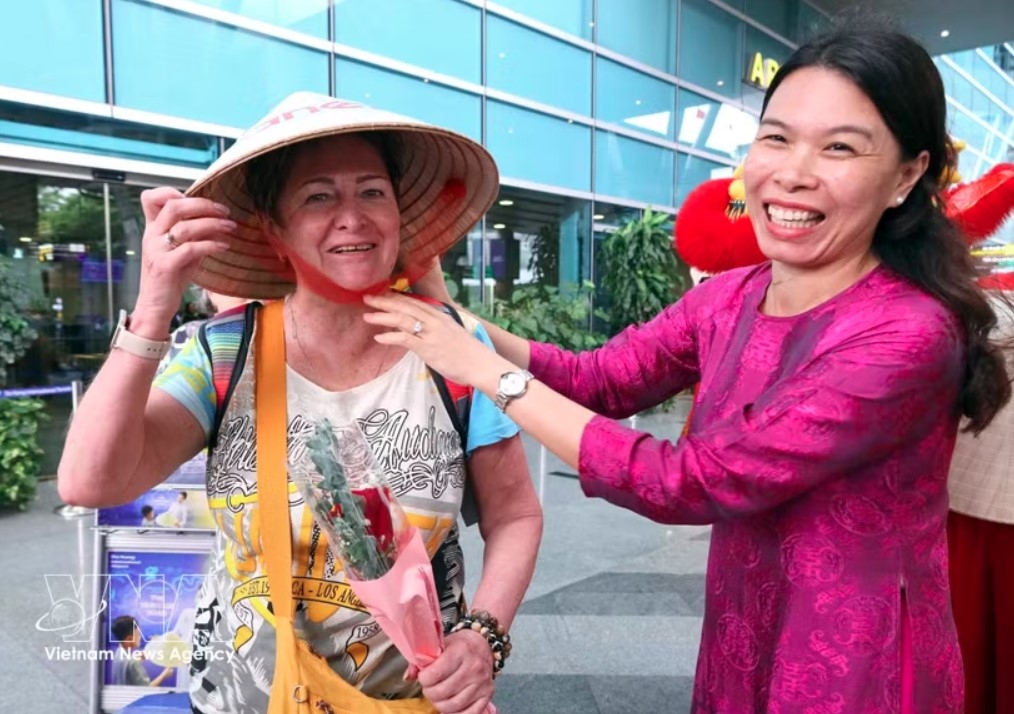 da nang welcomes first flight from vladivostok picture 1