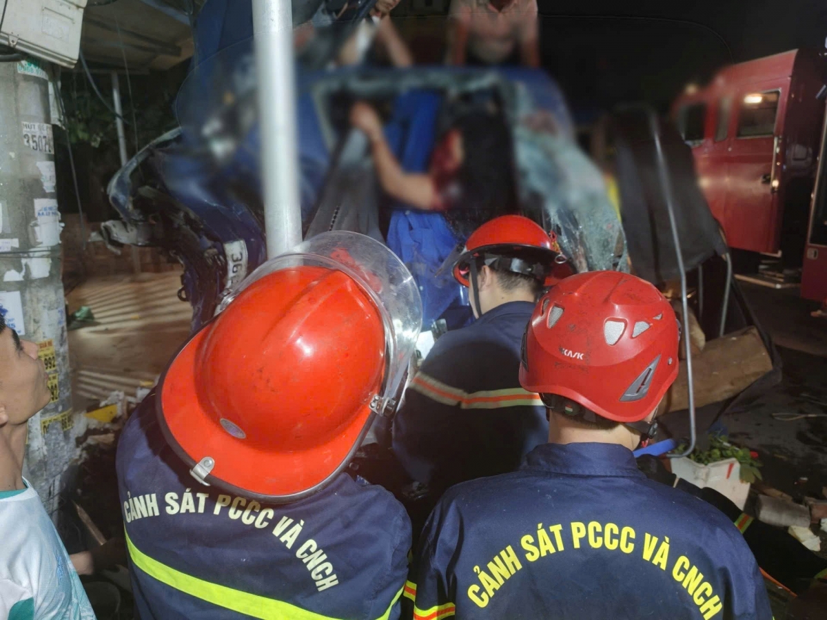 cuu nan thanh cong 2 nguoi mac ket trong o to tai tai hai phong hinh anh 1