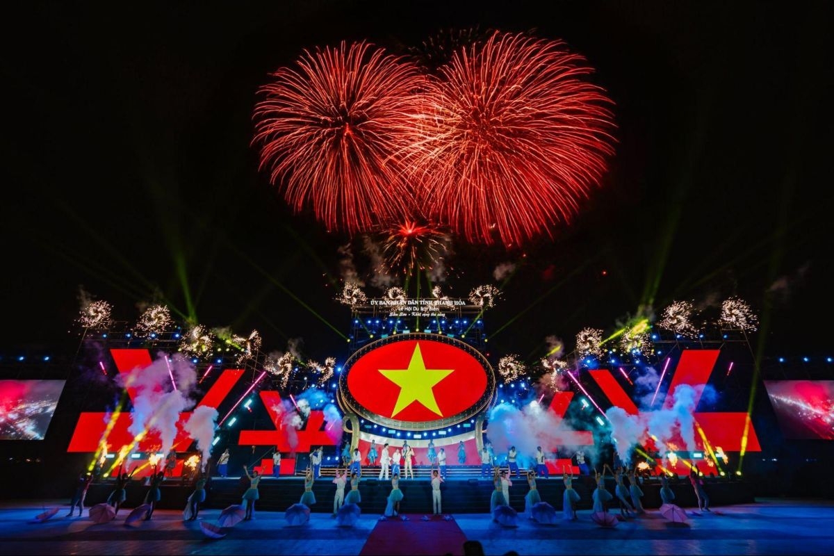 tung duong, ha nhi, lam bao ngoc gop mat dem khai mac le hoi du lich bien sam son hinh anh 2