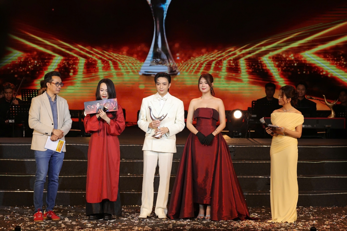 soobin thang lon tai giai thuong cong hien 2026, hoa minzy la ca si cua nam hinh anh 2