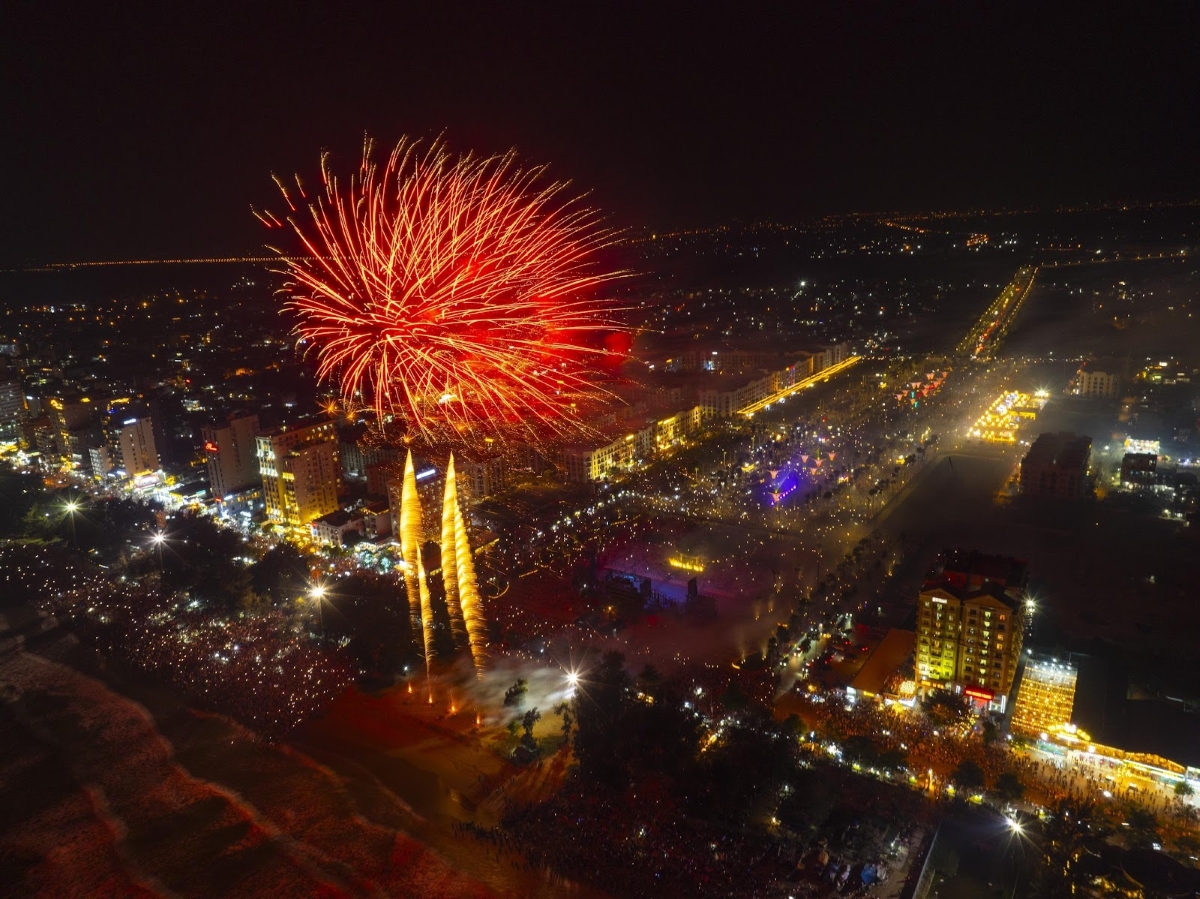 tung duong, ha nhi, lam bao ngoc gop mat dem khai mac le hoi du lich bien sam son hinh anh 3