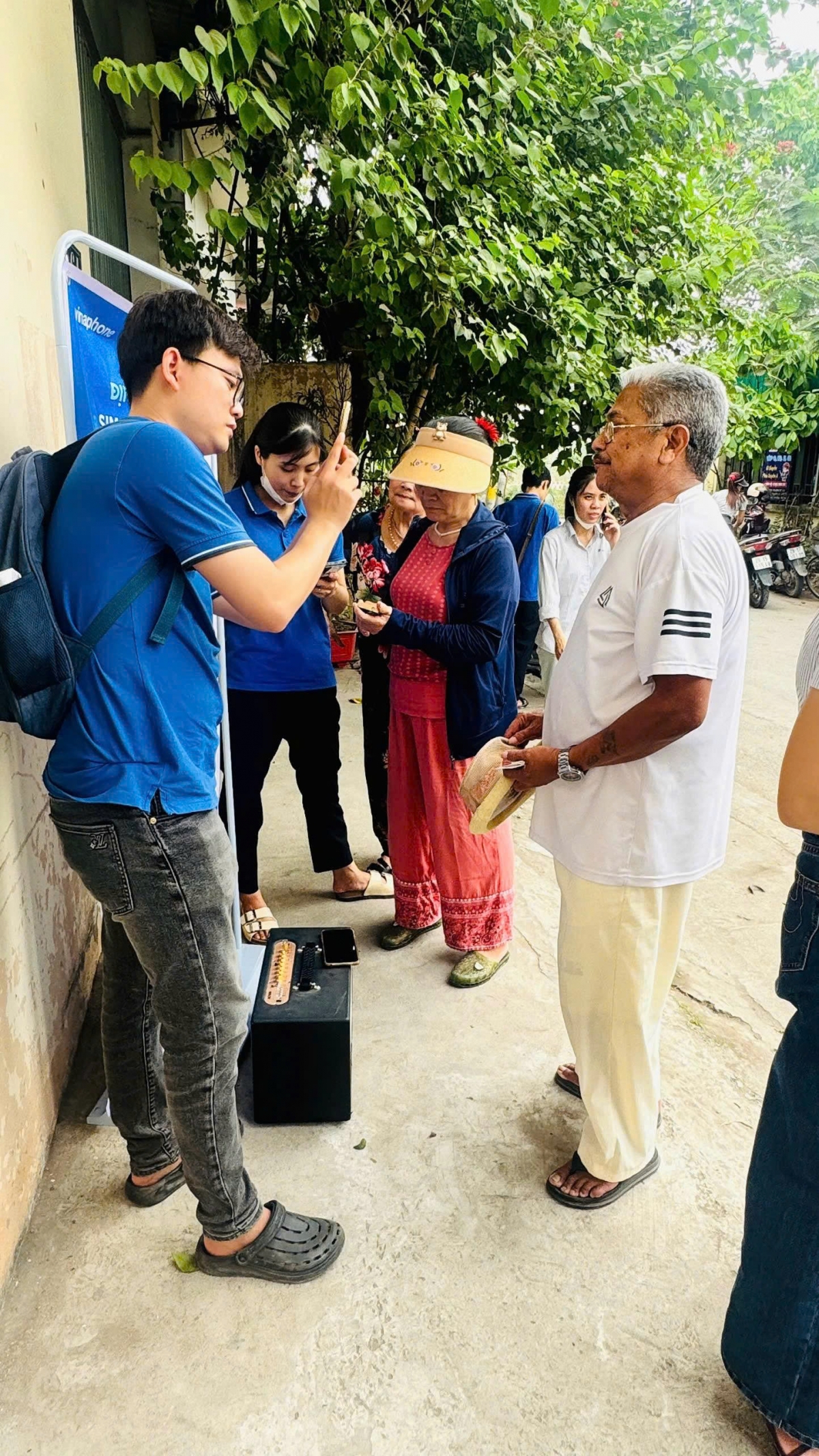 vinaphone doc toan luc ho tro nguoi dan chuan hoa thong tin thue bao di dong hinh anh 2